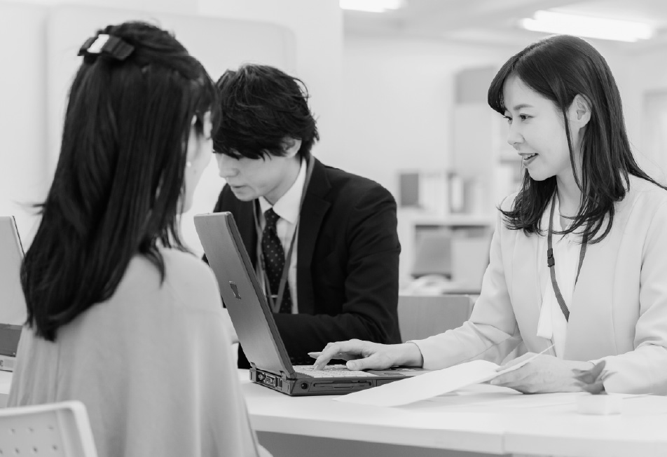 top-about-img@2x-80 役所へ届け出をするイメージ画像